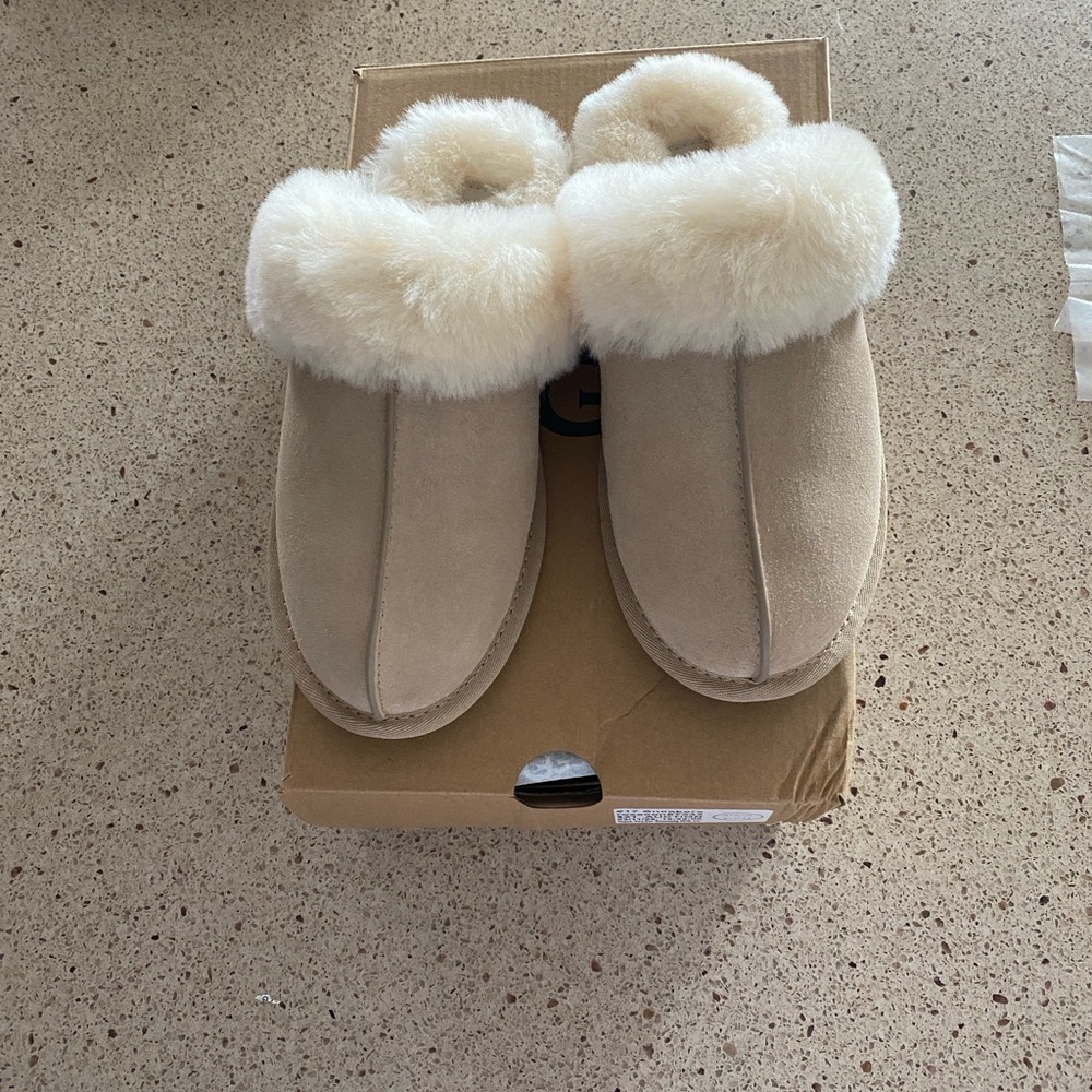 NWT UGG Beige Fluffy Slippers W SCUFFETTE II - Picture 3 of 8